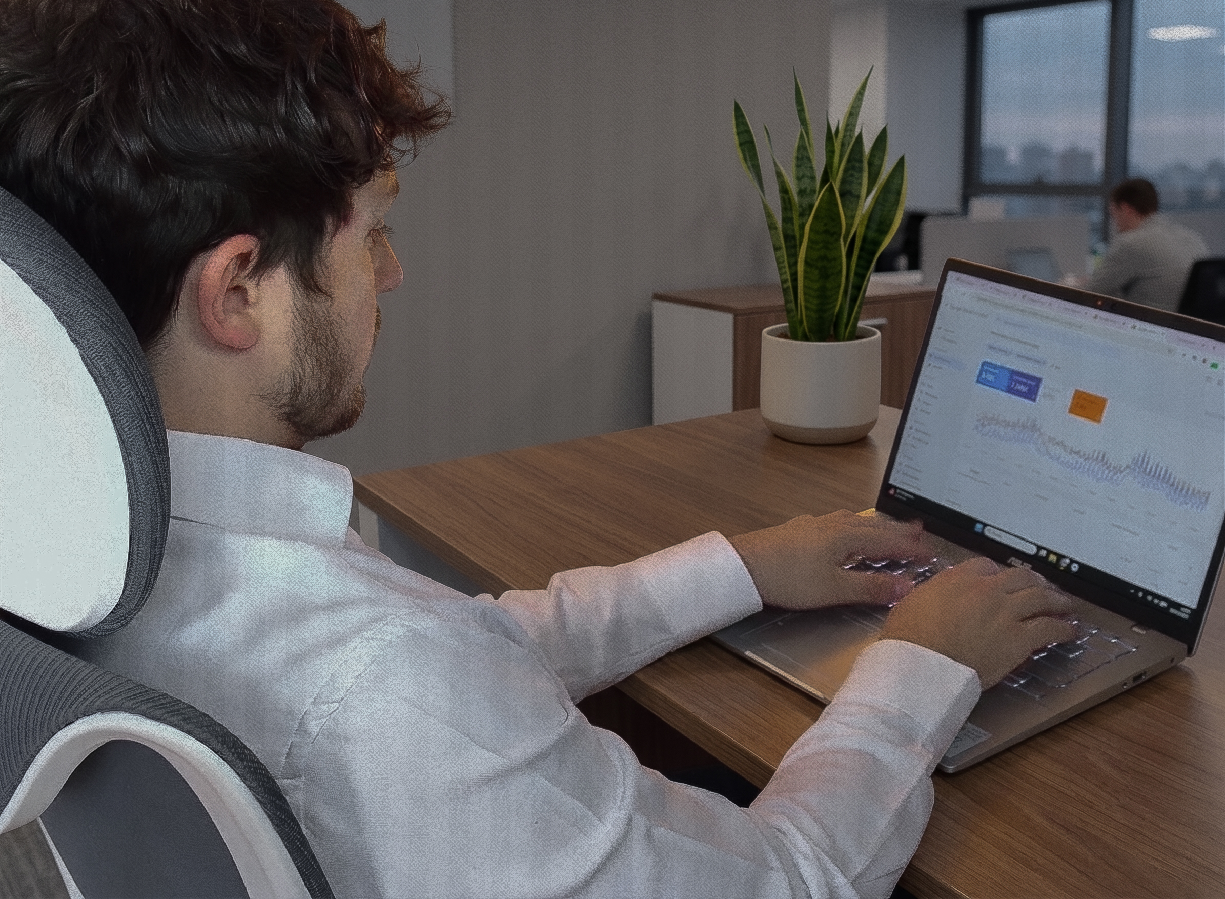 Alberto Cózar trabajando una estrategia de optimización GEO